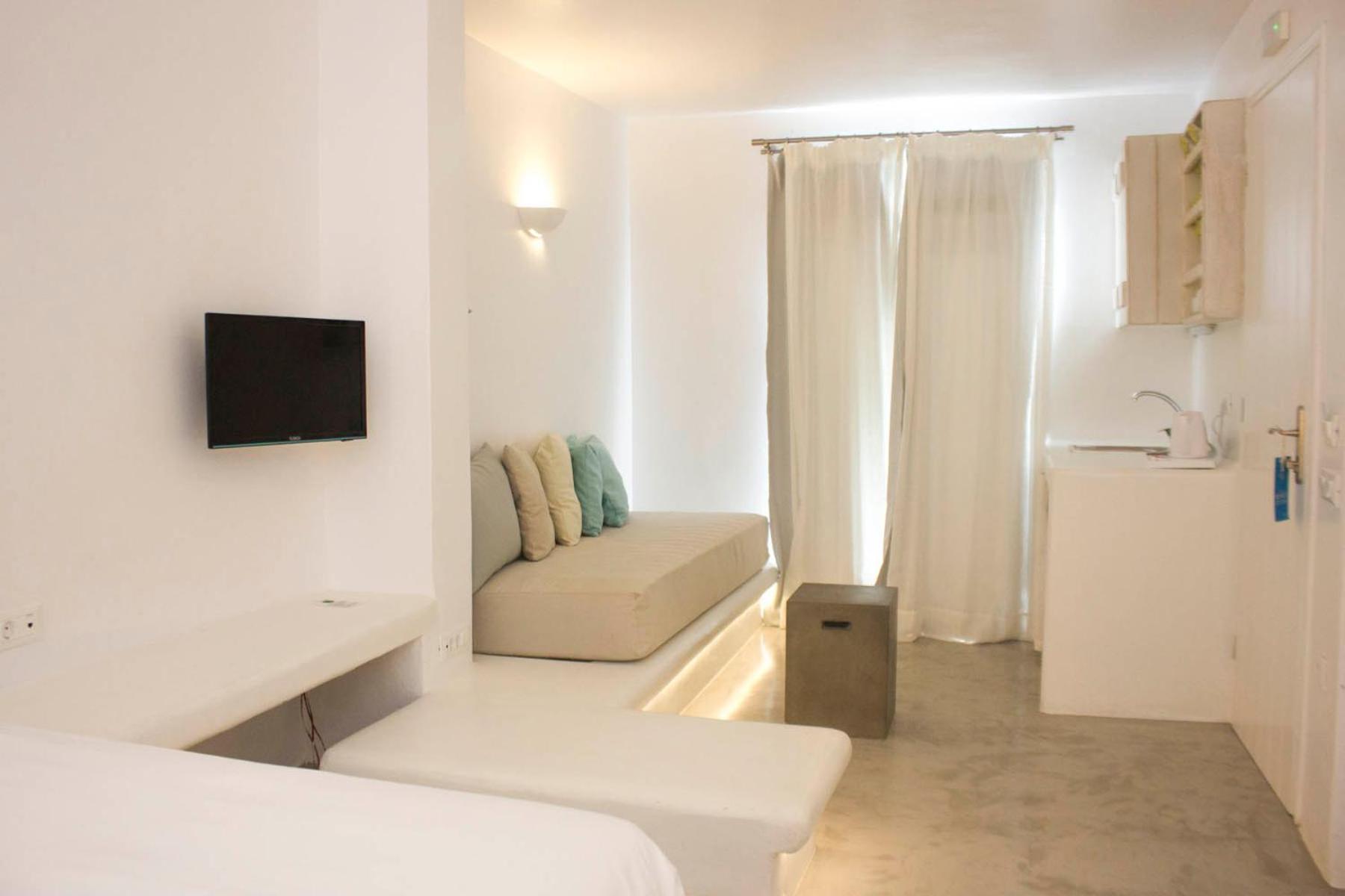 Flaskos Suites And More Aparthotel 4*